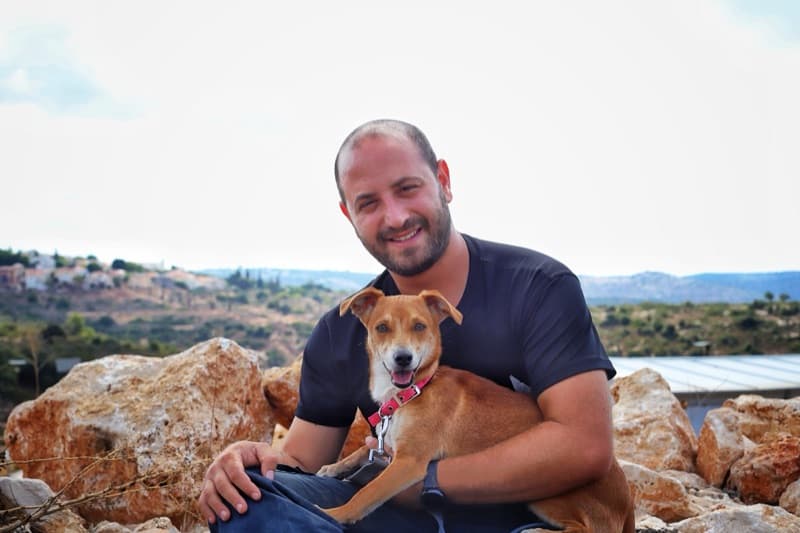 אור רבינוביץ׳ — מייסד AllDog עם כלב באימון